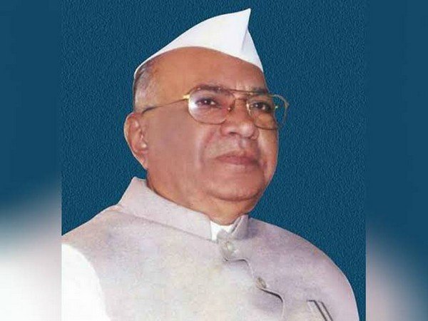 Former Maharashtra Chief Minister Shivajirao Patil Nilangekar passed away.